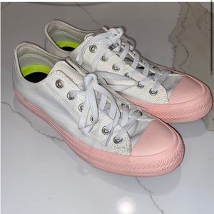 WHITE AND PINK CONVERSE